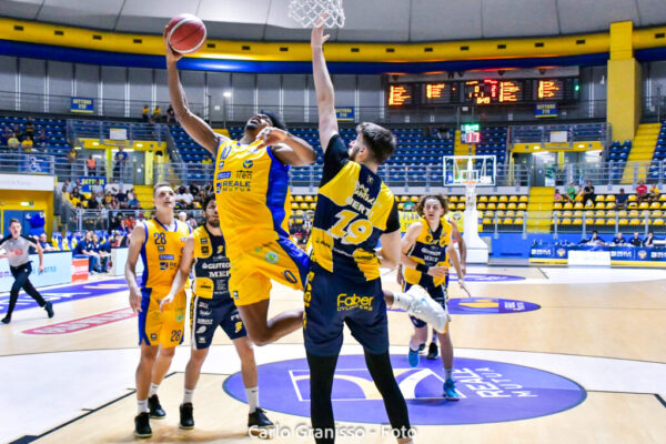 Robert Allen, 30 punti, in layup sotto canestro nel match tra Reale Mutua Torino e UEB Gesteco Cividale