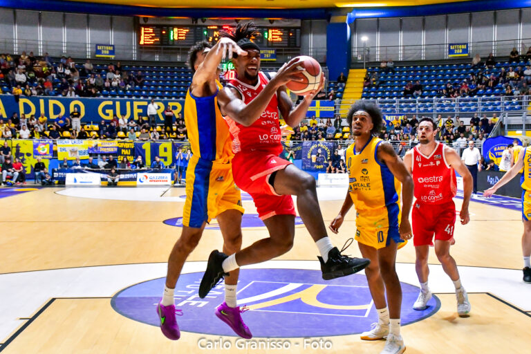 Seneca Knight si libra in volo sotto canestro durante Reale Mutua Torino vs Estra Pistoia