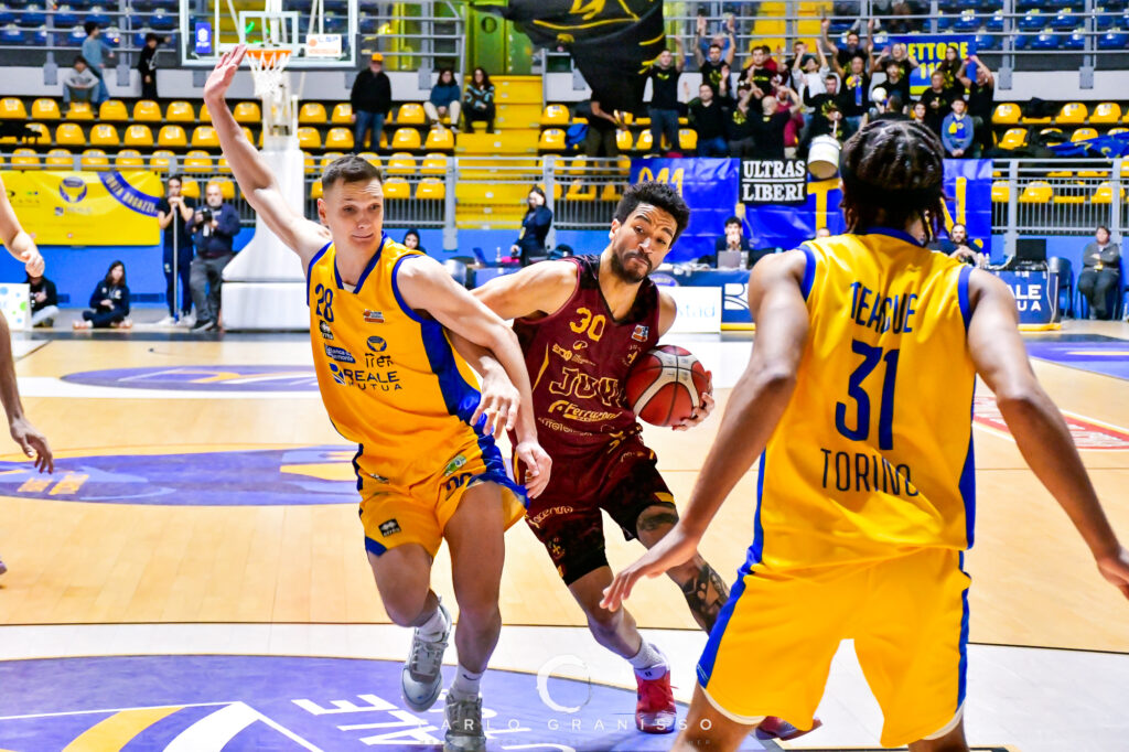Reale Mutua Torino vs Juvi Cremona: Garrett, migliore in campo, schiva Severini e si prepara ad affrontare Macio Teague prima di infilare la palla a canestro