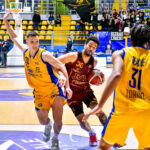 Reale Mutua Torino vs Juvi Cremona: Garrett, migliore in campo, schiva Severini e si prepara ad affrontare Macio Teague prima di infilare la palla a canestro