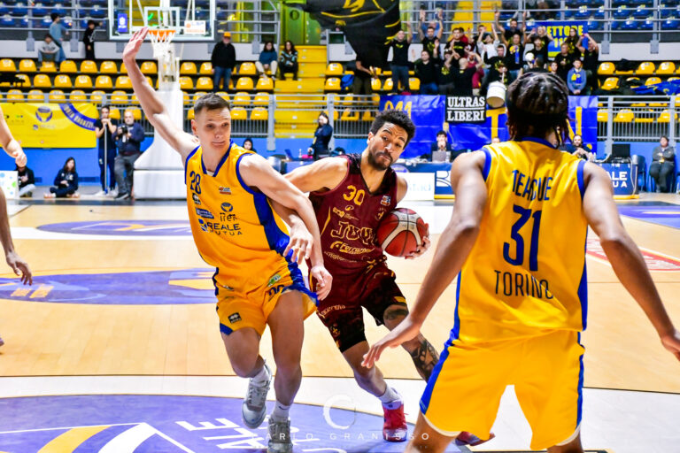 Reale Mutua Torino, cuore e orgoglio non bastano: Juvi Cremona vince 74-73 dopo una rimonta sfiorata