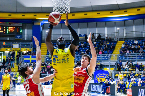 Ife Ajayi della Reale Mutua Torino sfida la difesa di Basket Pesaro con un’azione decisa.