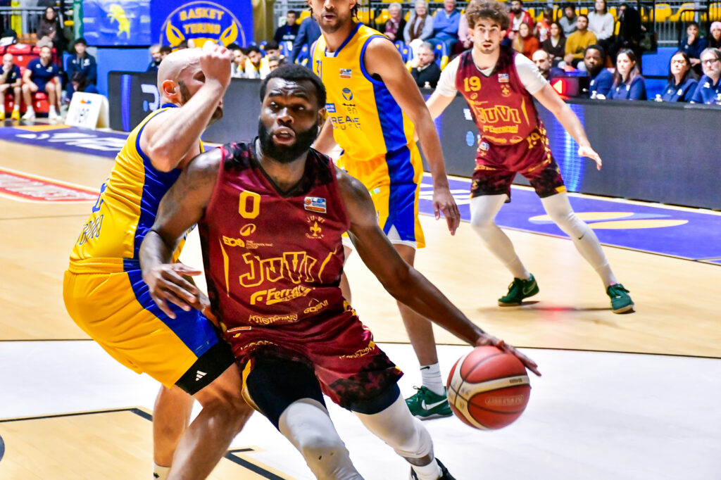 Allen di Juvi Cremona sorpassa la difesa di Schina Reale Mutua Torino