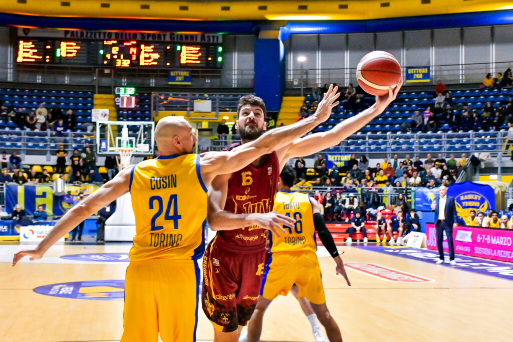 Barbante di Juvi Cremona in layup marcato da Cusin di Reale Mutua Torino