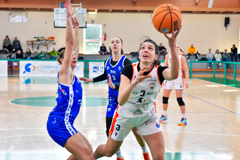 Cecilia Albano in layup per Pallacanestro Torino vs Virtus Cagliari