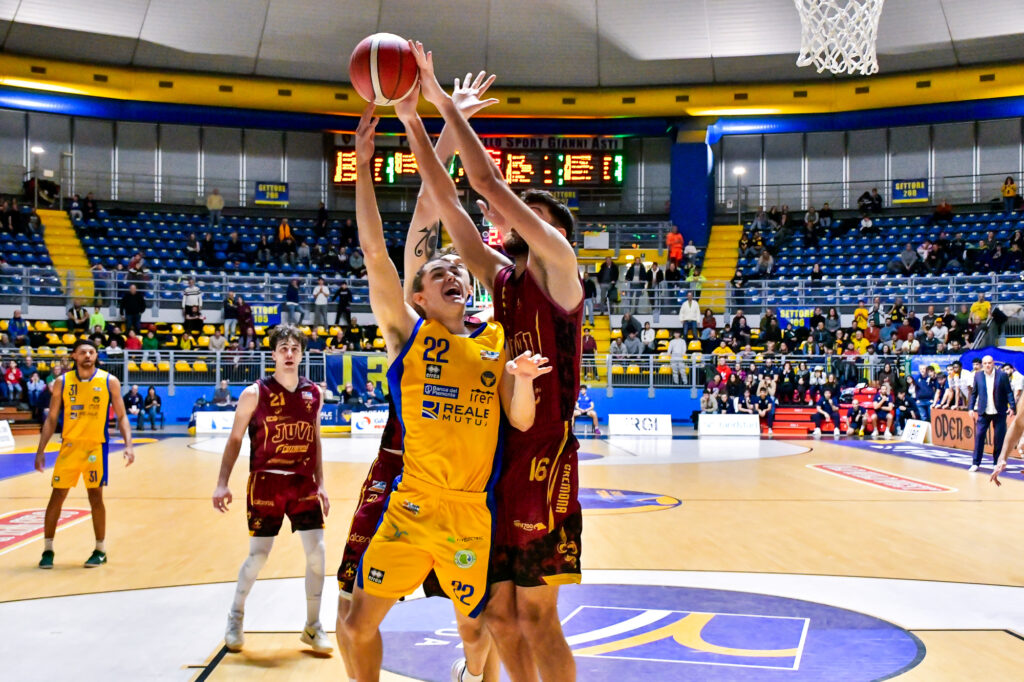 Massone di Reale Mutua Torino viene stoppato da Garrett di Juvi Cremona