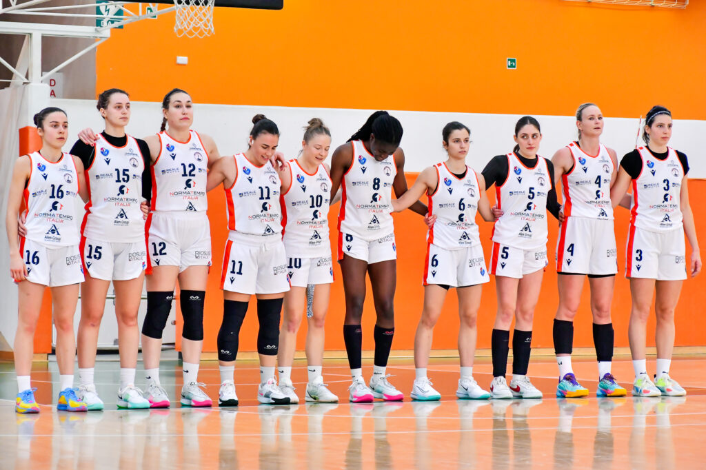 La formazione completa di Normatempo Italia Pallacanestro Torino durante l'Inno Nazionale