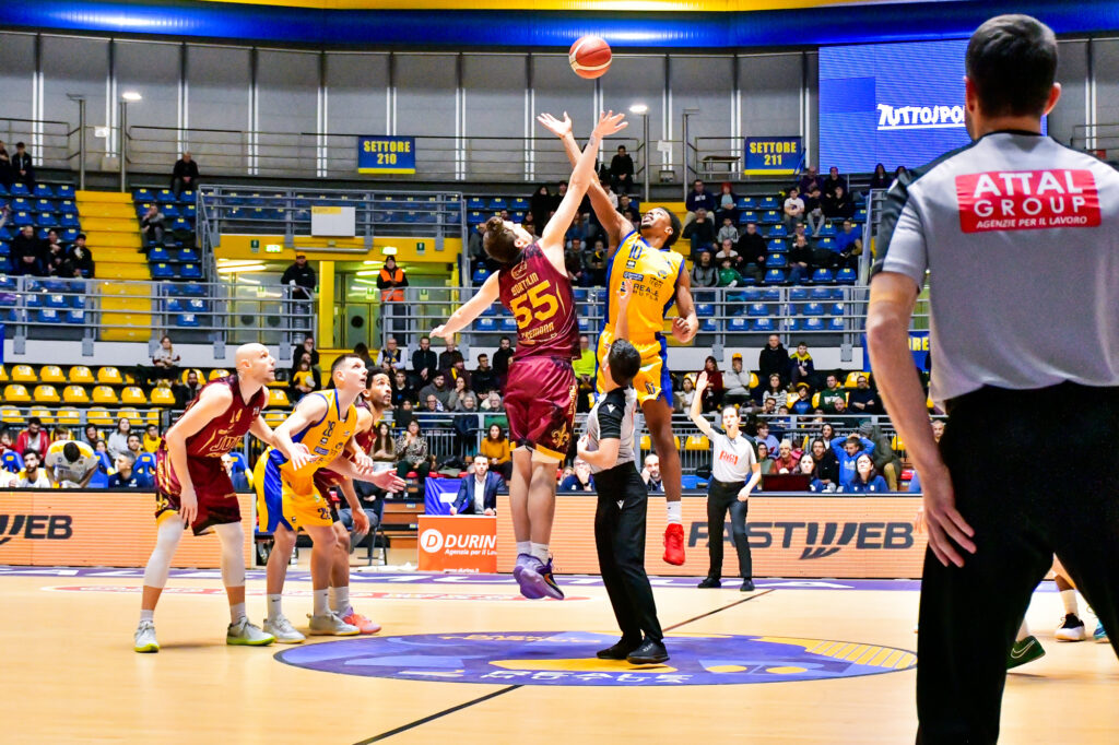 Palla a due nella partita tra Reale Mutua Torino e Juvi Cremona