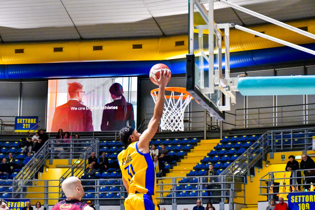 Allena in appoggi su canestro durante Reale Mutua Torino contro Juvi Cremona