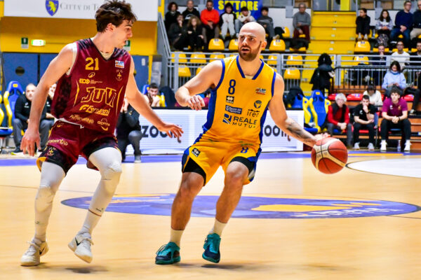 Reale Mutua Torino affronterà Fortitudo Bologna nella 26° giornata di serie A2 LNP dopo le due sconfitte contro Juvi Cremona e Cividale. In foto Matteo Schina durante la partita contro Juvi Cremona