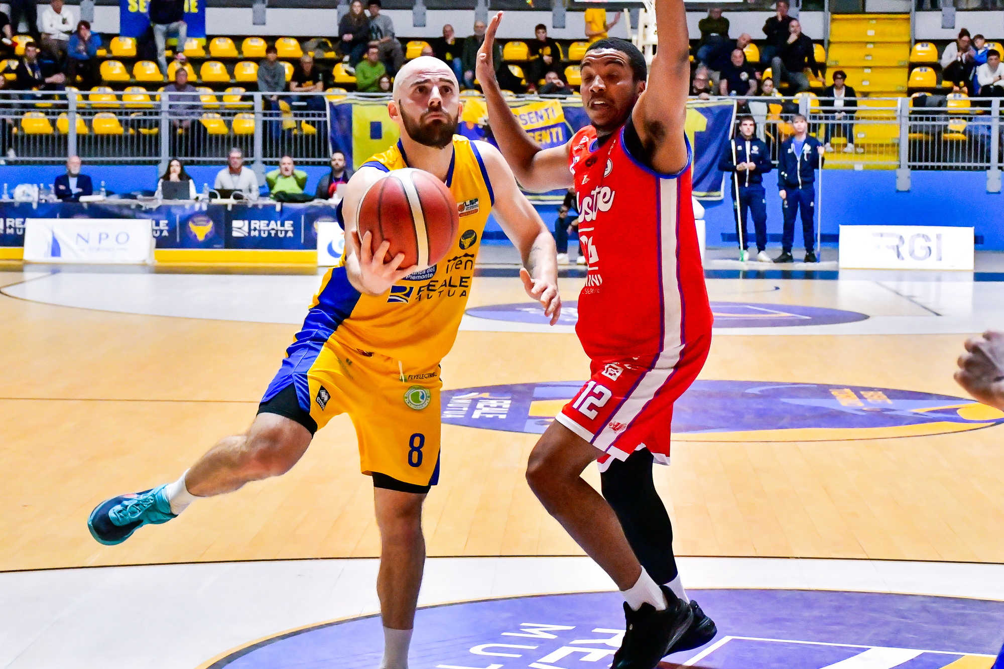 Matteo schina con il layup che consegna la vittoria a Reale Mutua Torino contro Gemini Mestre