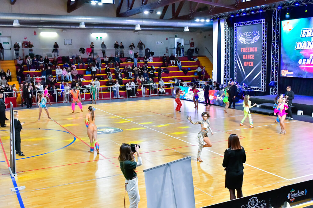 Freedom Dance Open: esibizione bachata shine al Pala Maggiore di Leinì durante la prima tappa Latin Dance League