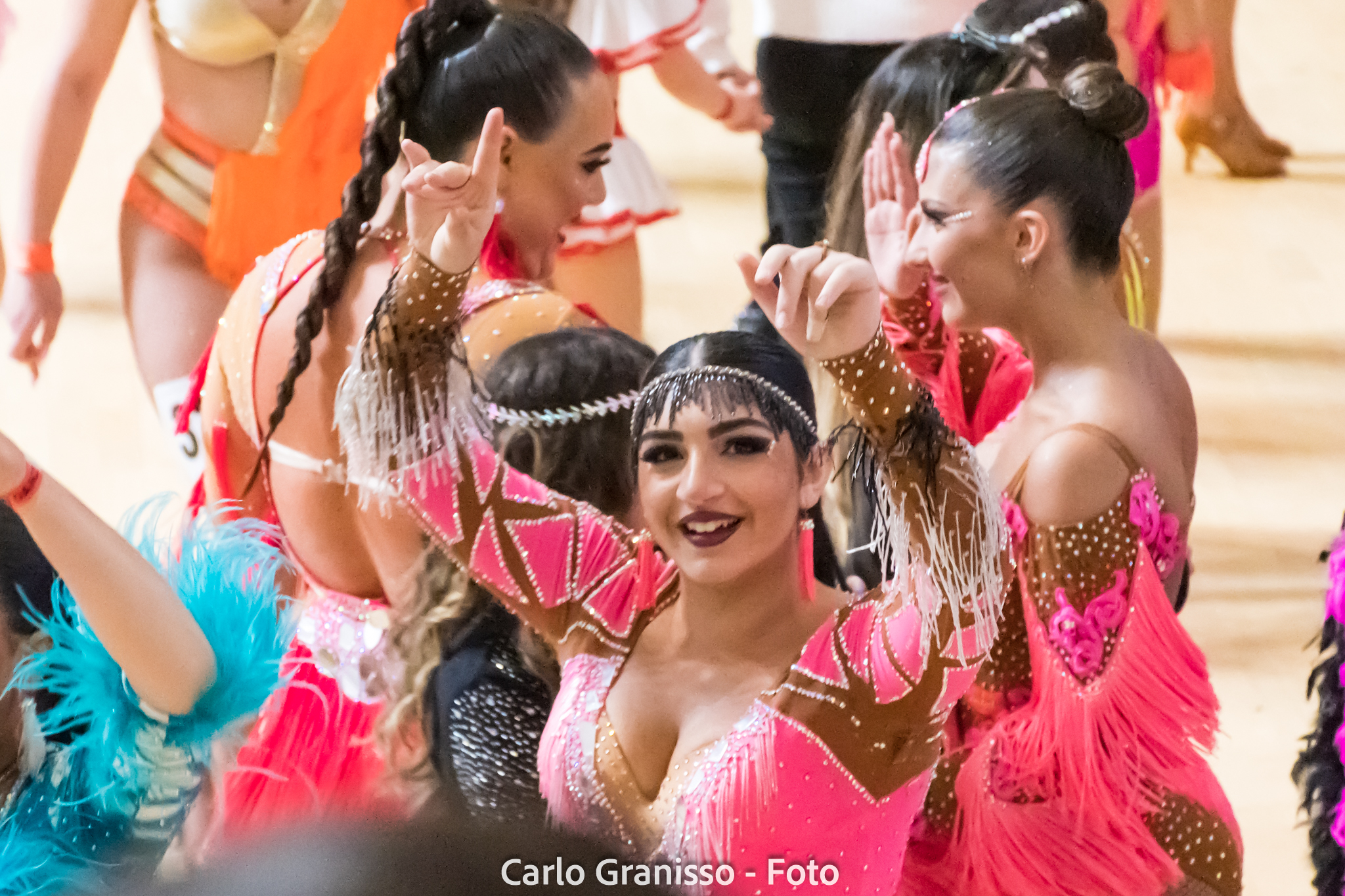 Fotografia di una performance di danze caraibiche durante la Coppa Italia Danze Caraibiche 2024 al Pala Gianni Asti di Torino, scattata da Carlo Granisso.