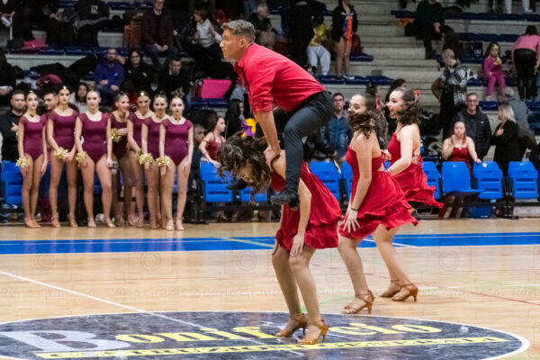 Atleti di balli caraibici in gara al Trofeo di Natale LEF Christmas 2023 a Biella