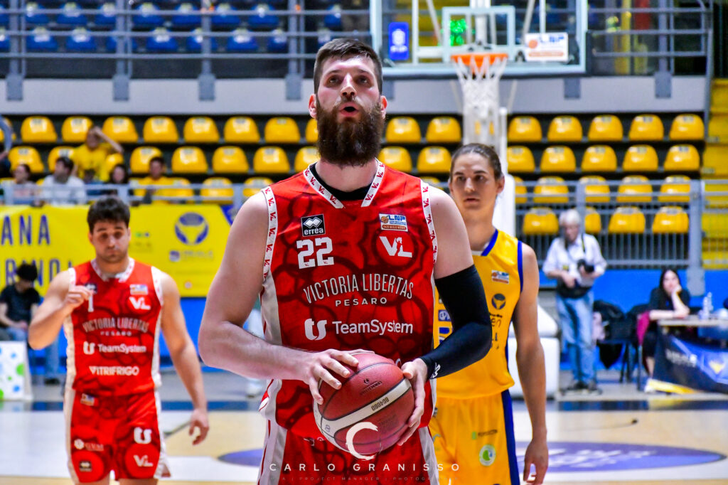 Miniotas durante un tiro libero nella partita tra Reale Mutua Torino e Victoria Libertas Pesaro