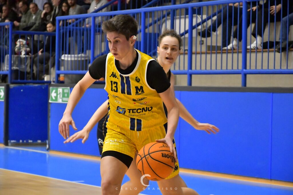 Claudia Colli numero 13 Moncalieri con palla durante il derby contro Torino di Serie A2 Femminile